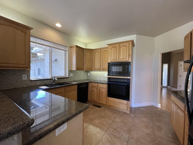 Building Photo - 929 Yosemite Dr