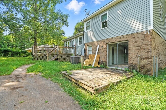 Building Photo - 701 Gaywood Dr