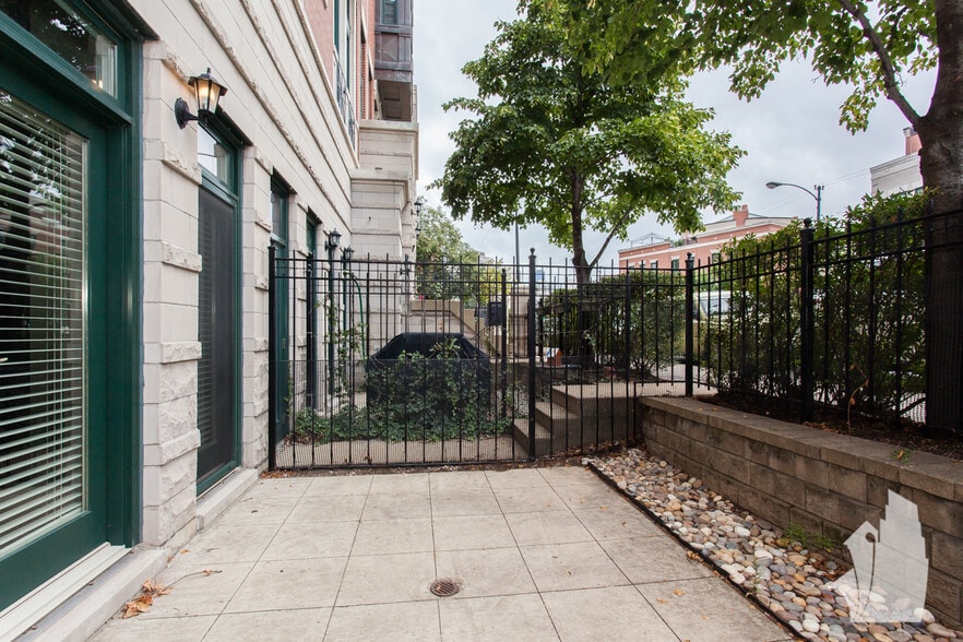 Building Photo - 2017 N Lincoln Ave