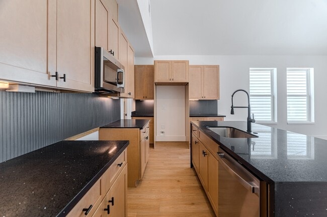 Building Photo - 7605 Victory Dr