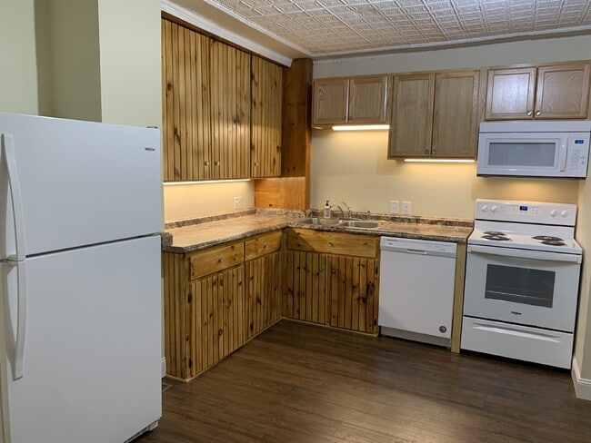 Building Photo - 1ST FLOOR!  3-bedroom unit located on a quiet dead-end street!