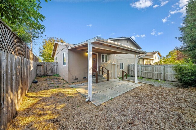 Building Photo - Bright & Beautiful 2BR Apartment Near Plea...