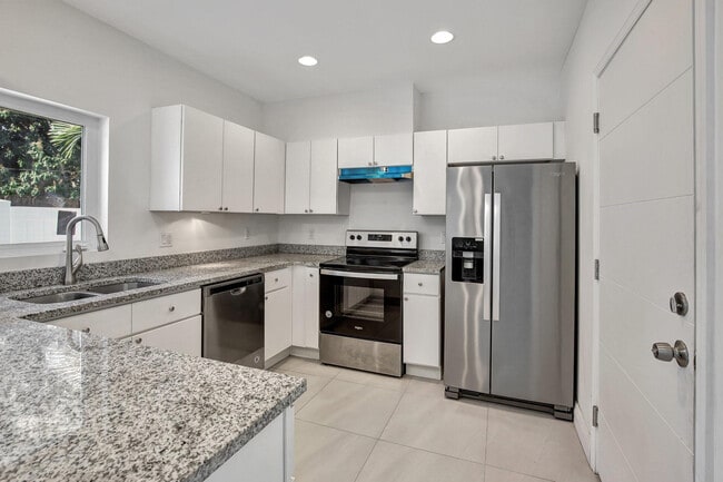 Building Photo - 1104 S 20th Ave