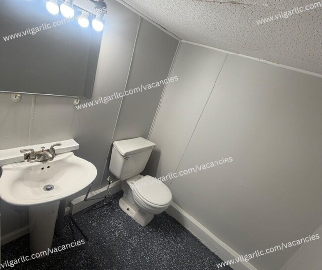 Building Photo - FOR RENT — SPACIOUS 3 BED / 1.5 BATH HOME