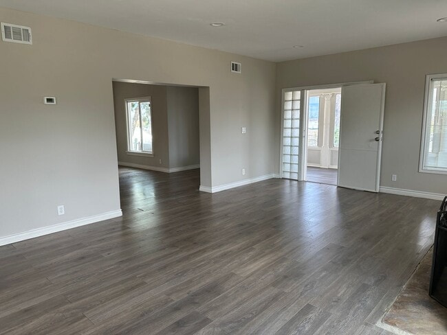 Building Photo - Newly Renovated-Victorian Style home San B...