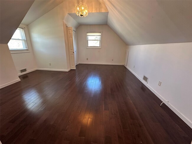 Building Photo - 14 Somers Ln