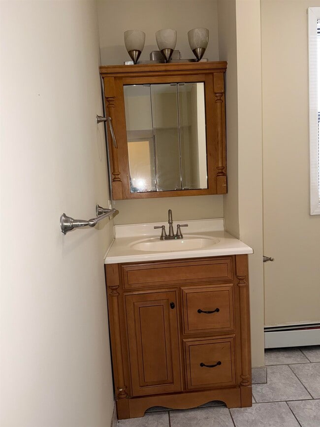 Building Photo - 998 Broadway