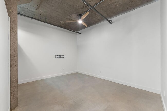 Building Photo - 718 N Washington Ave