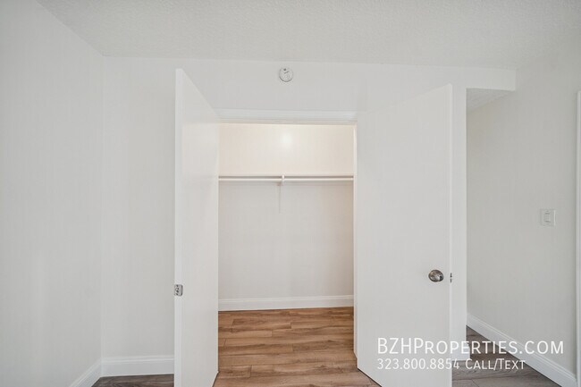 Building Photo - 1215 Hayworth Ave