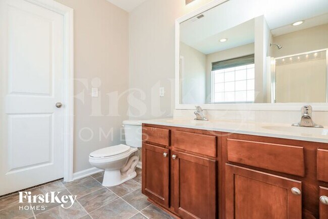 Building Photo - 619 English Oak Cir