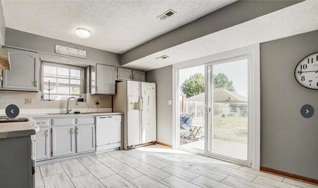 Building Photo - 1121 Dean Dr