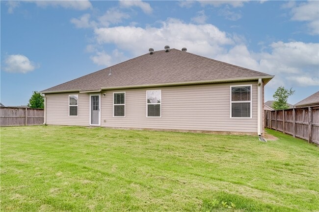 Building Photo - 705 SW River Rock St