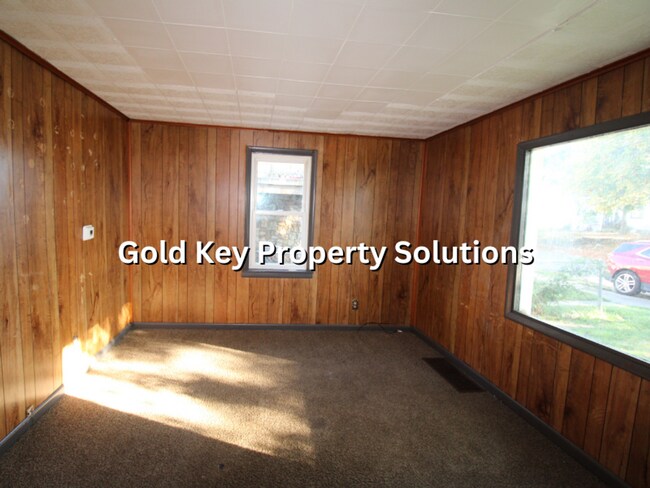 Building Photo - Cute 2 BR 1 BA House with Enclosed Porch a...