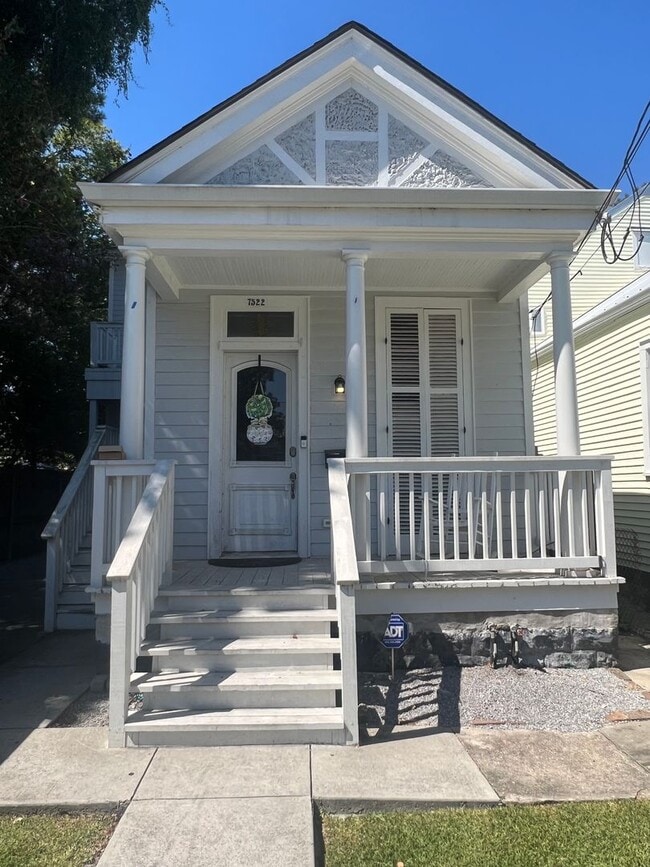 Building Photo - 6bd/2ba Adorable Home Available for 2026 School Year!
