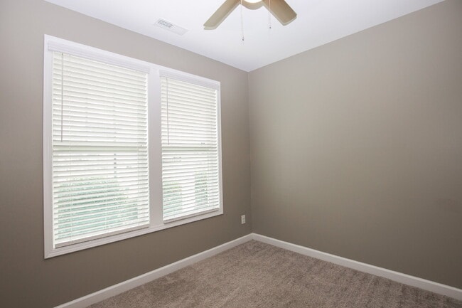 Building Photo - Spacious 3-Bed, 2.5-Bath Modern Home w/ 3-Car Garage in Highcroft – Close to Fort Bragg!