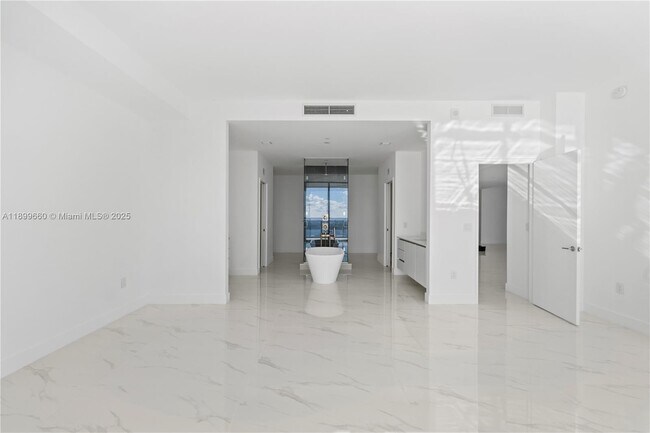 Building Photo - 700 NE 24th St