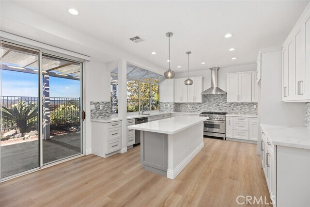 Building Photo - 2 Crystalglen