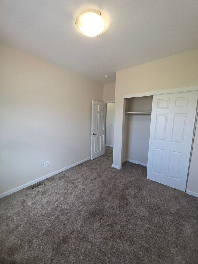 Building Photo - 3 Bed 2.5 Bath PRIME location Townhome!!