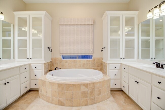 Building Photo - 158 N Almondell Way