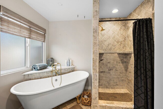 Building Photo - Beautifully Remodeled Rossmoor Home in a P...