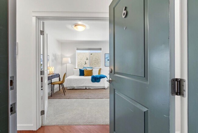 Building Photo - Top Floor 2-Bed Condo with Garage Parking