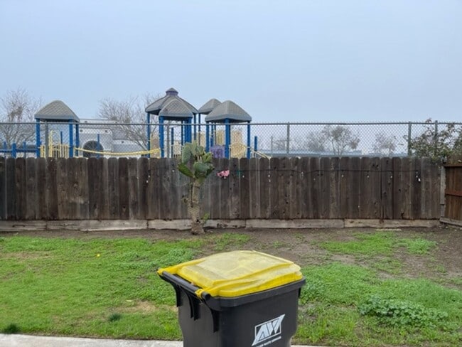 Building Photo - Close to schools and freeway