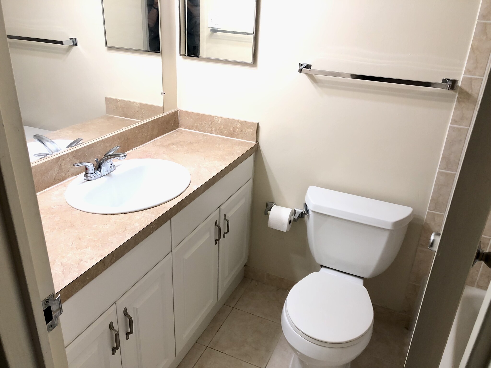 Full Bathroom - 950 25th St NW