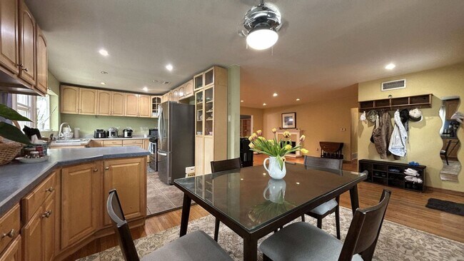 Building Photo - Spacious 4 Bedroom, 3 Bathroom Redlands Home!