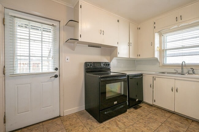 Building Photo - 3 Bedroom 1 Bath in Tulsa