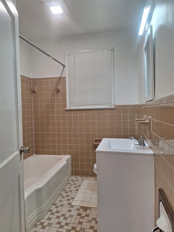 Building Photo - 2215 E 2nd St