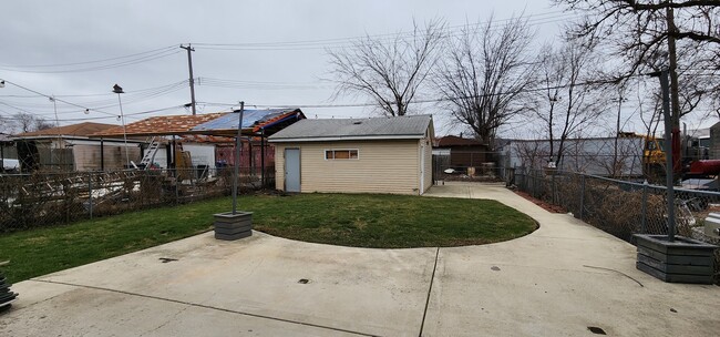 Building Photo - 5014 S Christiana Ave