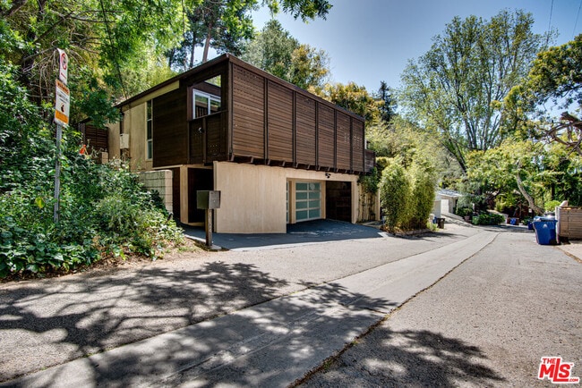 Building Photo - 9624 Yoakum Dr