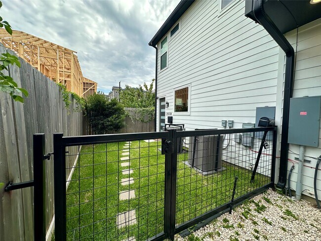 Building Photo - 203 Danna Ln