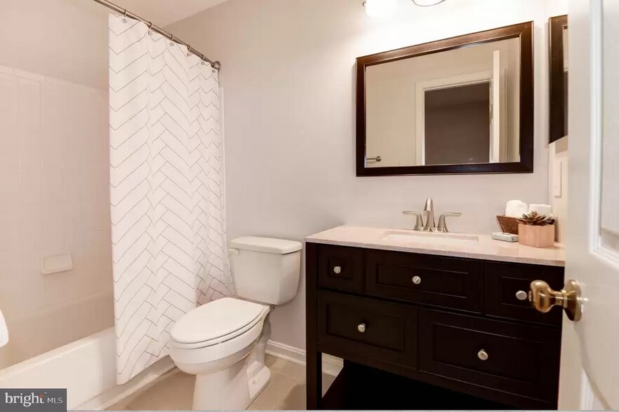 Shared Full Bathroom - 5519 Stroud Ct
