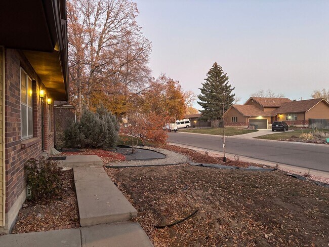 Building Photo - HUGE 4B/3b house on .4 acre lot.  3300sqft with oversize 2 car garage.