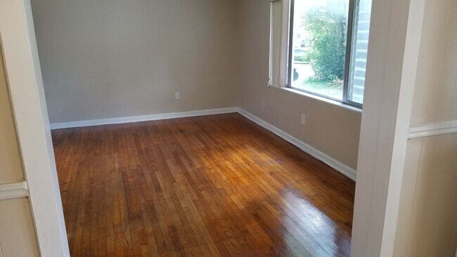 Building Photo - 3 Bed 1 Bath Home | Fenced Yard | Pet Frie...