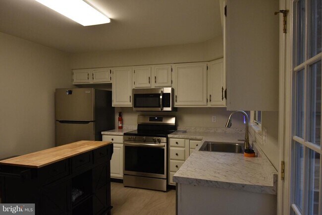 Building Photo - 295 Bay St