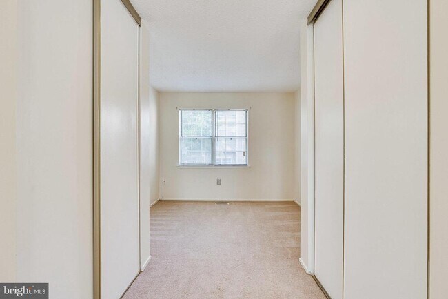 Building Photo - 2374 Hunters Square Ct