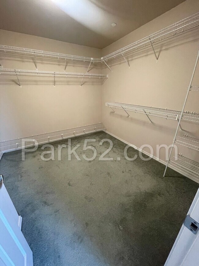 Building Photo - Spacious 4 Bedroom Home in DuPont