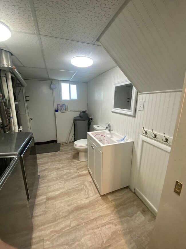 Building Photo - Now Leasing! 3 Weeks Free | 4 Bed, 1.5 Bat...