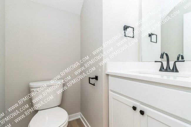Building Photo - 5695 Buckthorne Dr