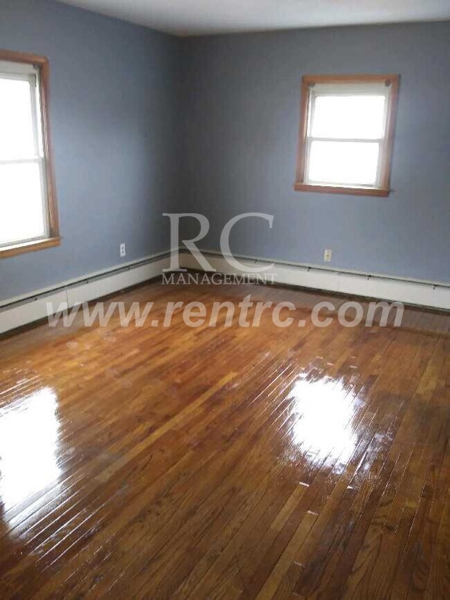 Building Photo - 905 Sprague-
