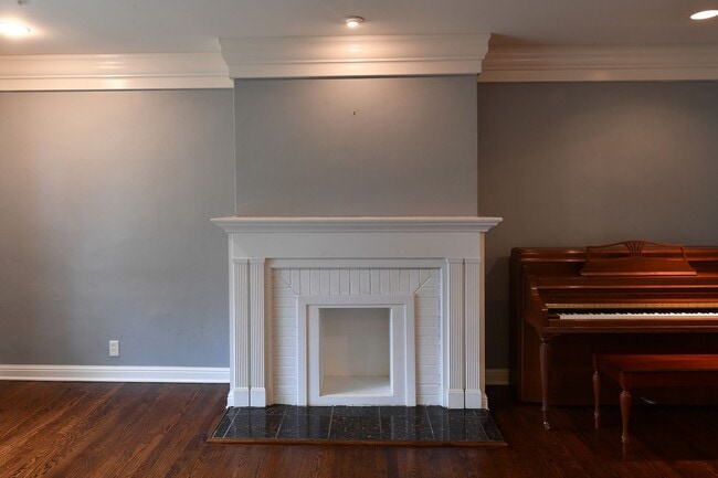 Building Photo - Kirkwood 5 bedroom / 3 full bathroom home