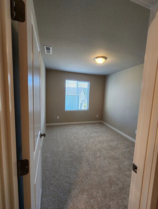Building Photo - Must See Townhome Located in Ponderosa Ridge