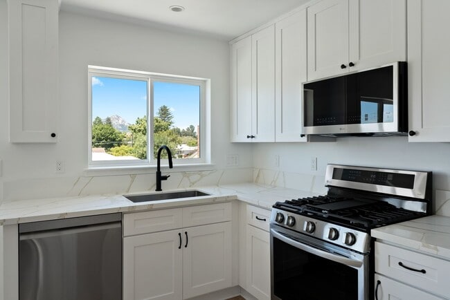 Building Photo - AVAILABLE FOR 2026-2027 SCHOOL YEAR...14 B...