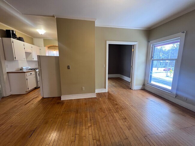 Building Photo - Adorable Two Bedroom Upper in Heritage Hill!