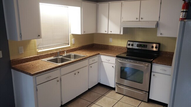 Building Photo - 3 bedroom 1 bath home