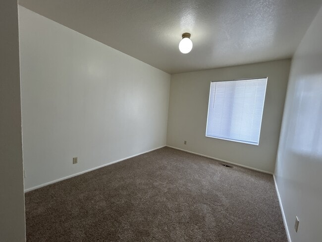 Building Photo - 93 S Valley Dr