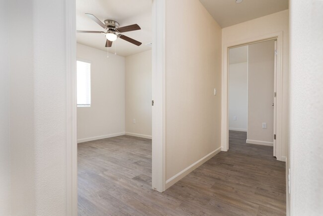 Building Photo - 2467 Oakmont Cir
