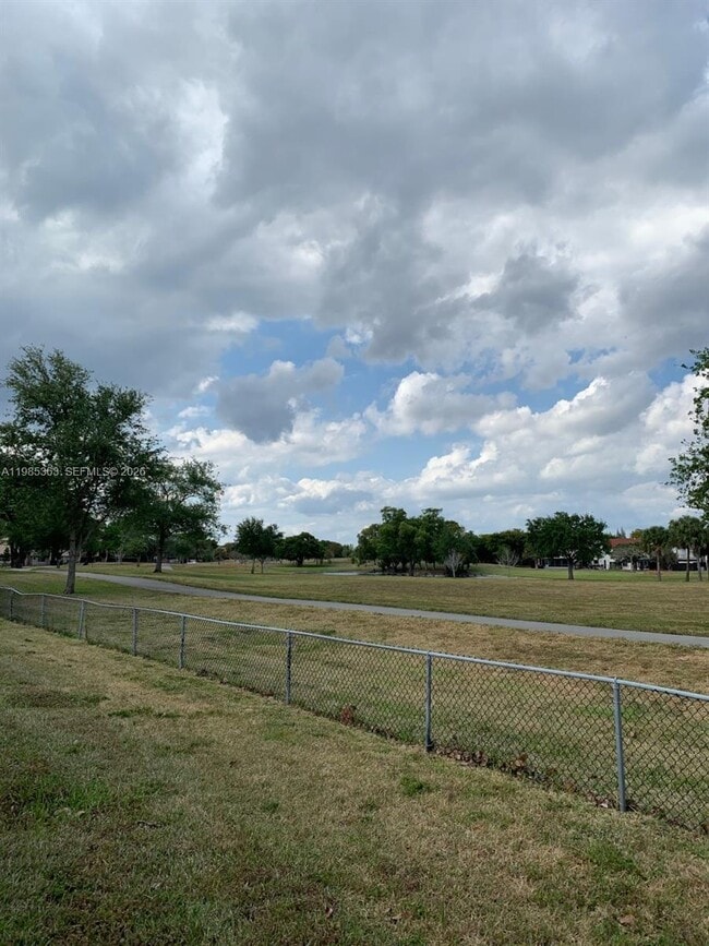 Building Photo - 425 W Park Dr